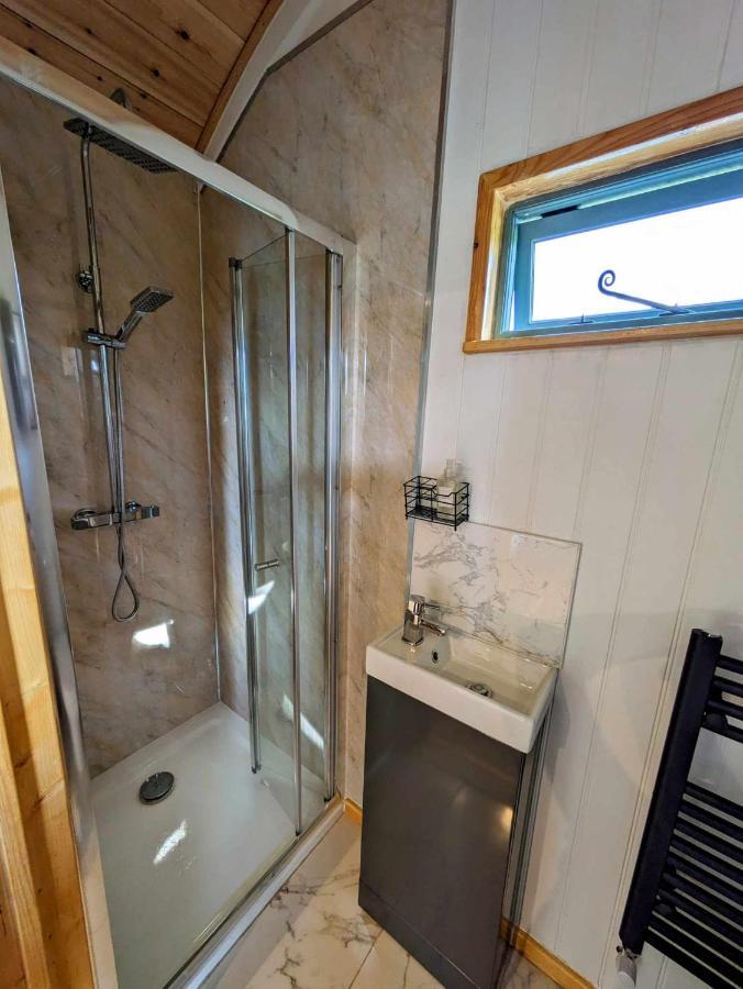 Romantic Nature Retreat, Luxury Glamping & Stargazing Views - Dragonfly Shepherd Hut Yarpole Bagian luar foto