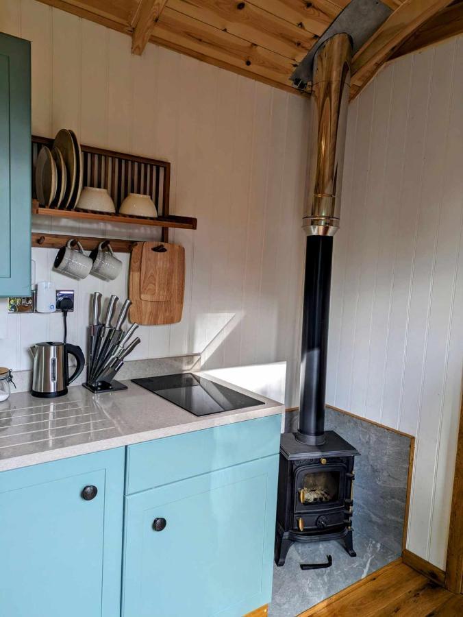 Romantic Nature Retreat, Luxury Glamping & Stargazing Views - Dragonfly Shepherd Hut Yarpole Bagian luar foto