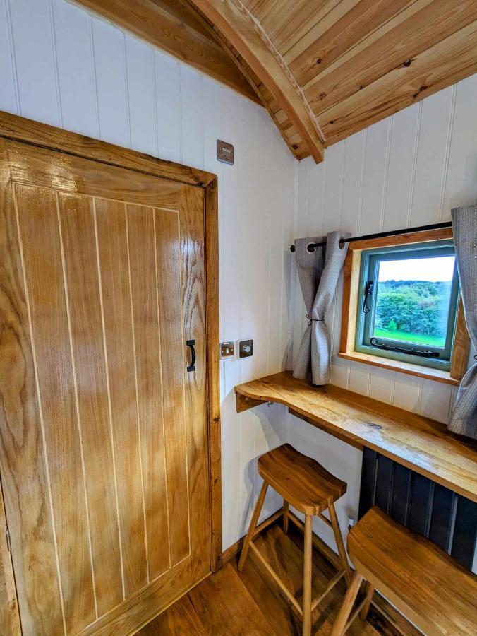 Romantic Nature Retreat, Luxury Glamping & Stargazing Views - Dragonfly Shepherd Hut Yarpole Bagian luar foto