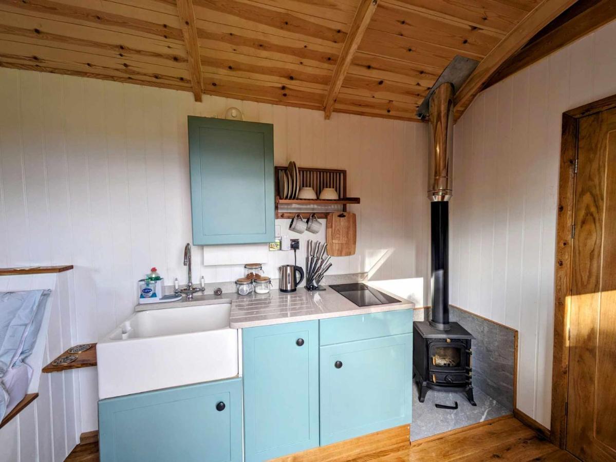 Romantic Nature Retreat, Luxury Glamping & Stargazing Views - Dragonfly Shepherd Hut Yarpole Bagian luar foto