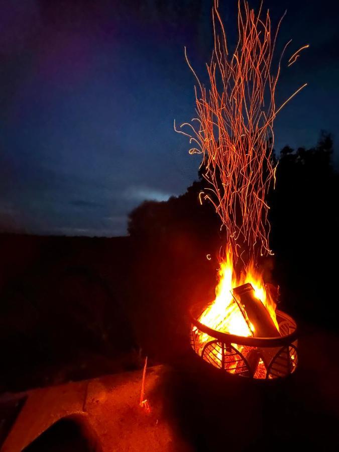 Romantic Nature Retreat, Luxury Glamping & Stargazing Views - Dragonfly Shepherd Hut Yarpole Bagian luar foto
