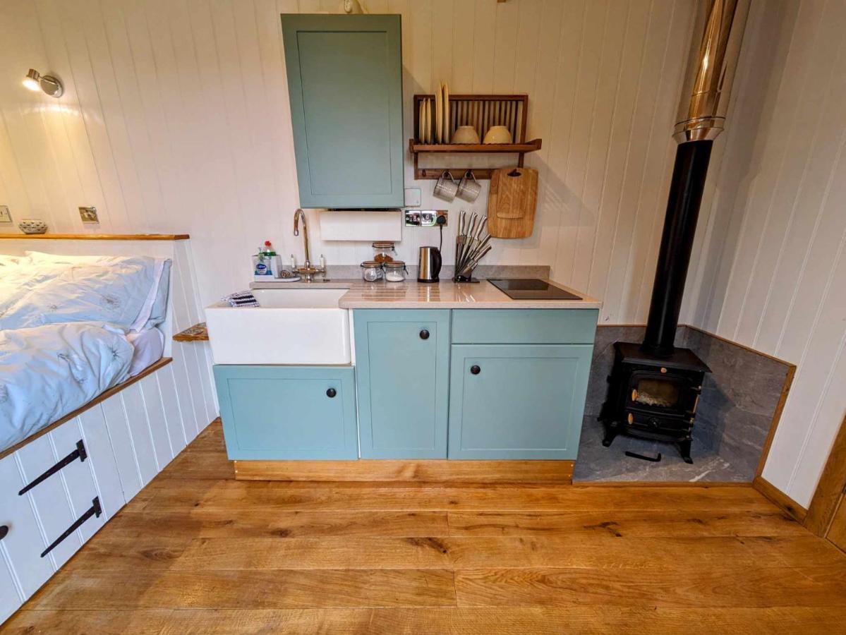 Romantic Nature Retreat, Luxury Glamping & Stargazing Views - Dragonfly Shepherd Hut Yarpole Bagian luar foto