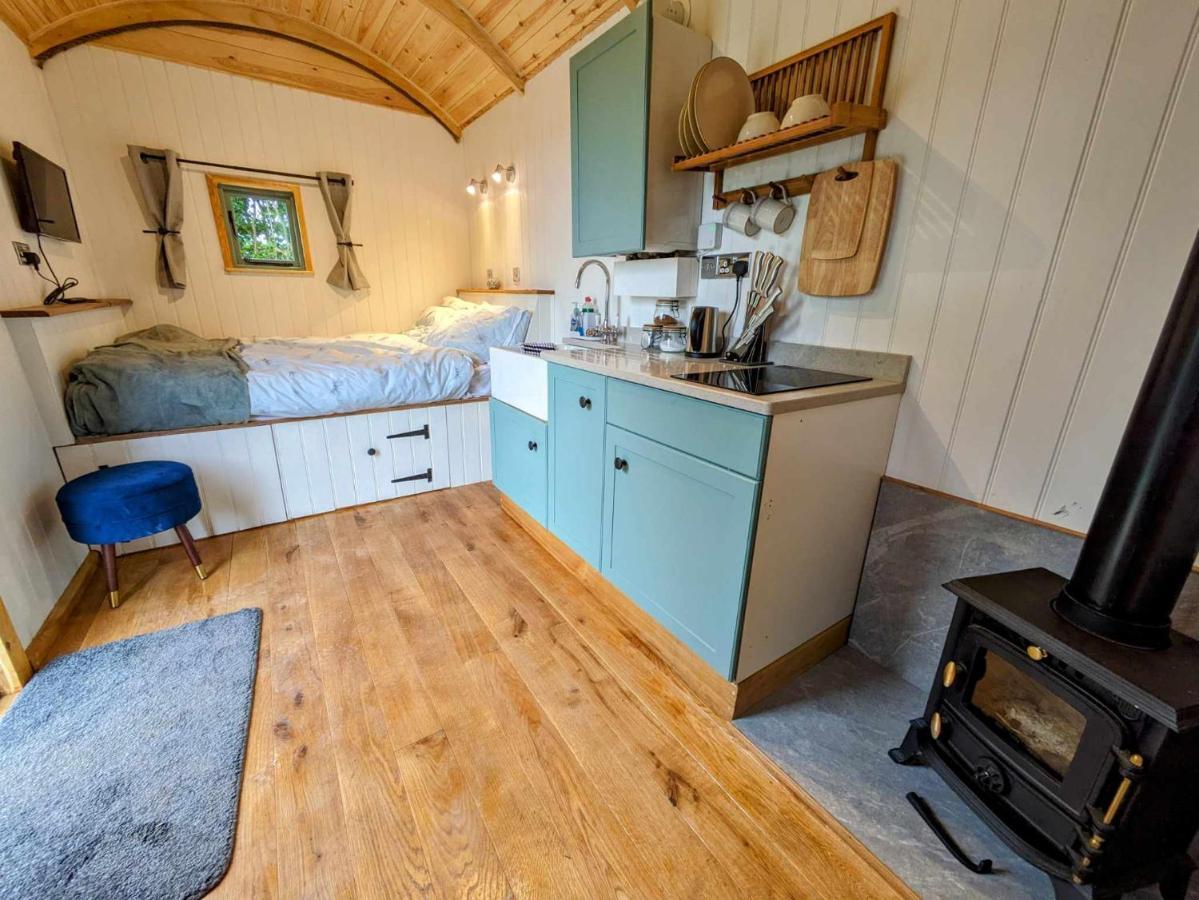 Romantic Nature Retreat, Luxury Glamping & Stargazing Views - Dragonfly Shepherd Hut Yarpole Bagian luar foto