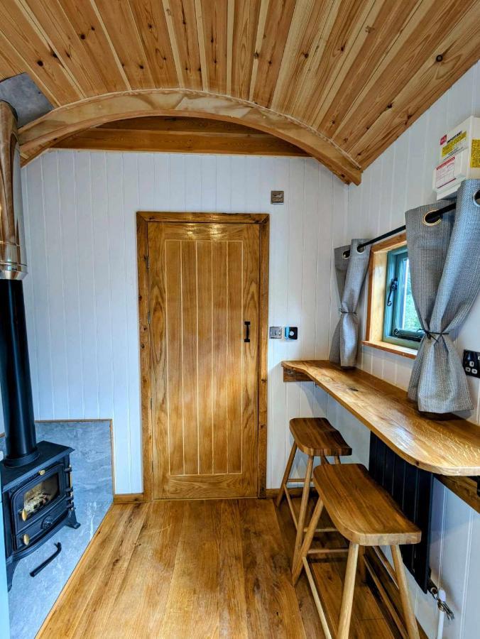 Romantic Nature Retreat, Luxury Glamping & Stargazing Views - Dragonfly Shepherd Hut Yarpole Bagian luar foto