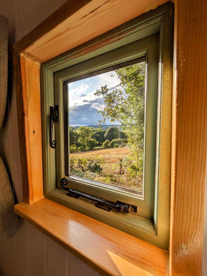 Romantic Nature Retreat, Luxury Glamping & Stargazing Views - Dragonfly Shepherd Hut Yarpole Bagian luar foto