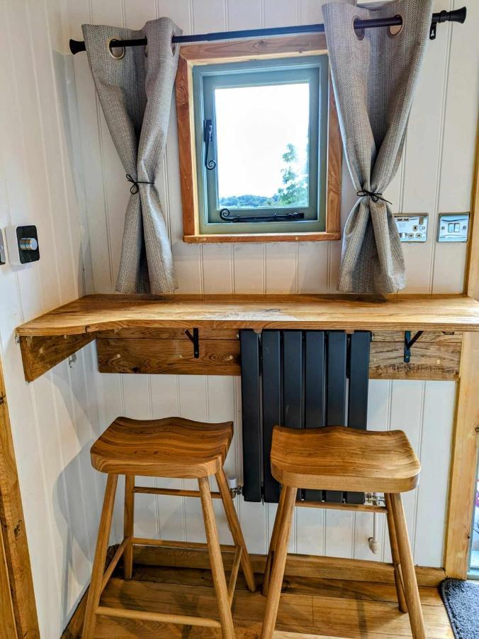 Romantic Nature Retreat, Luxury Glamping & Stargazing Views - Dragonfly Shepherd Hut Yarpole Bagian luar foto
