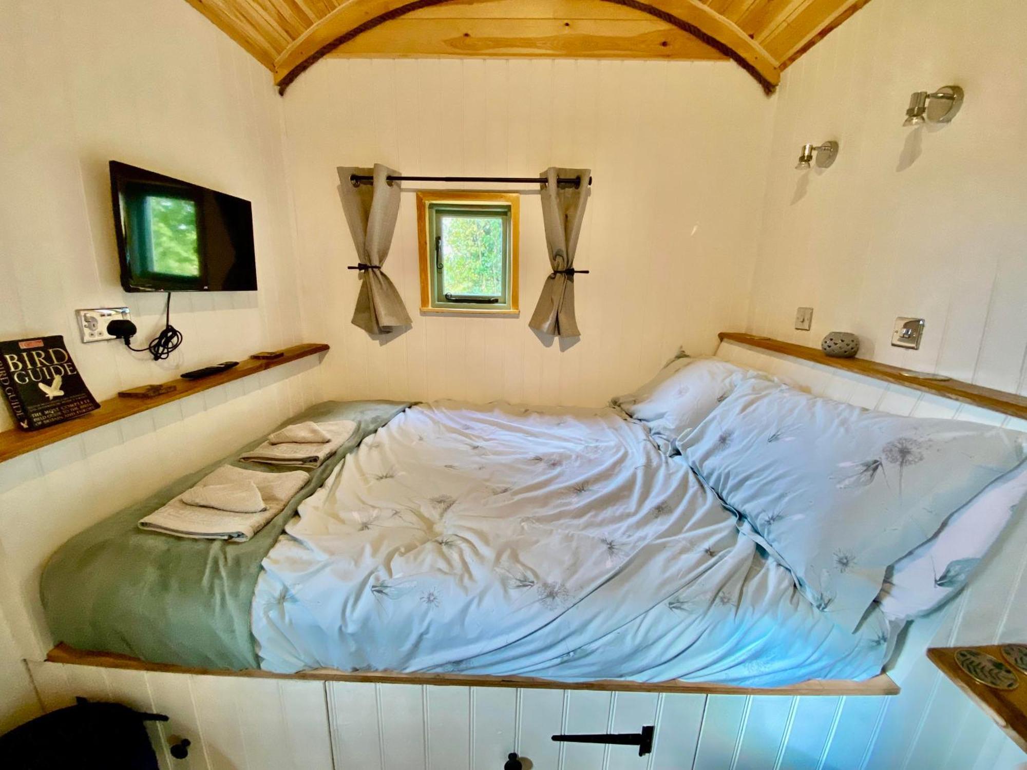 Romantic Nature Retreat, Luxury Glamping & Stargazing Views - Dragonfly Shepherd Hut Yarpole Bagian luar foto
