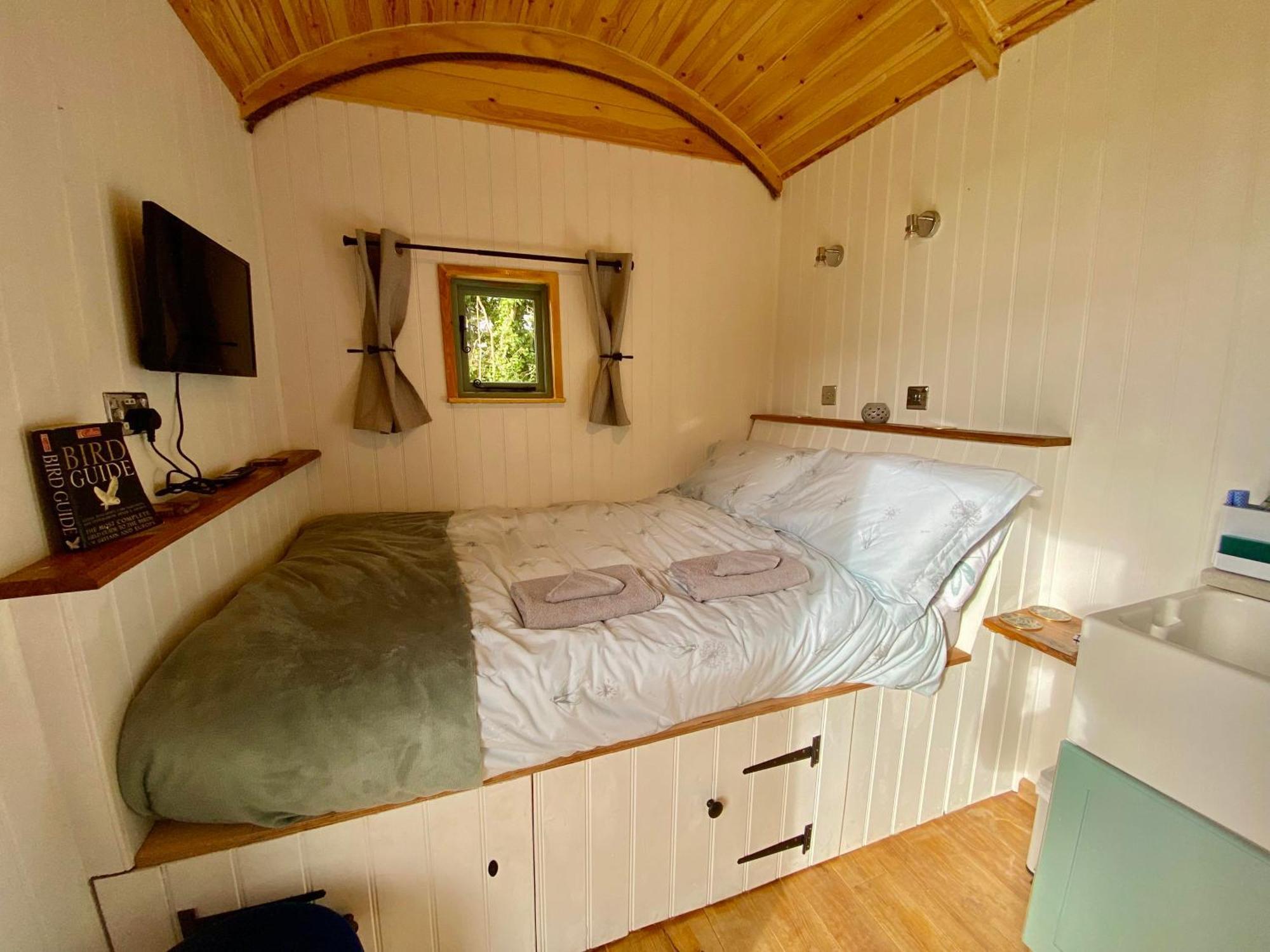Romantic Nature Retreat, Luxury Glamping & Stargazing Views - Dragonfly Shepherd Hut Yarpole Bagian luar foto