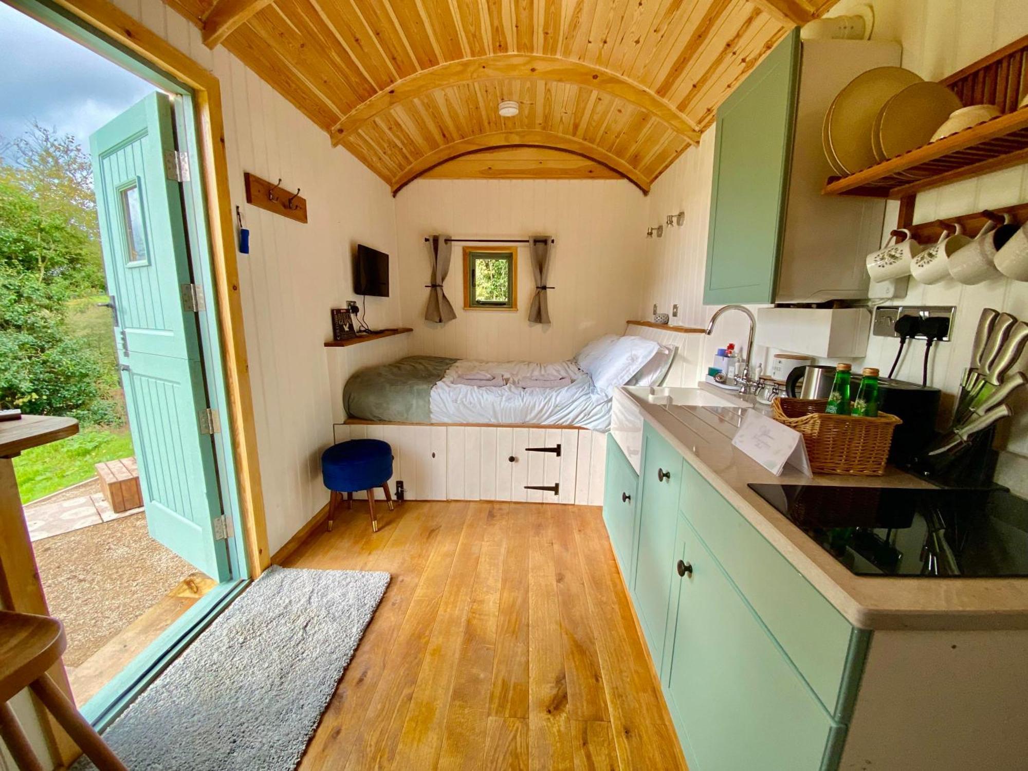 Romantic Nature Retreat, Luxury Glamping & Stargazing Views - Dragonfly Shepherd Hut Yarpole Bagian luar foto