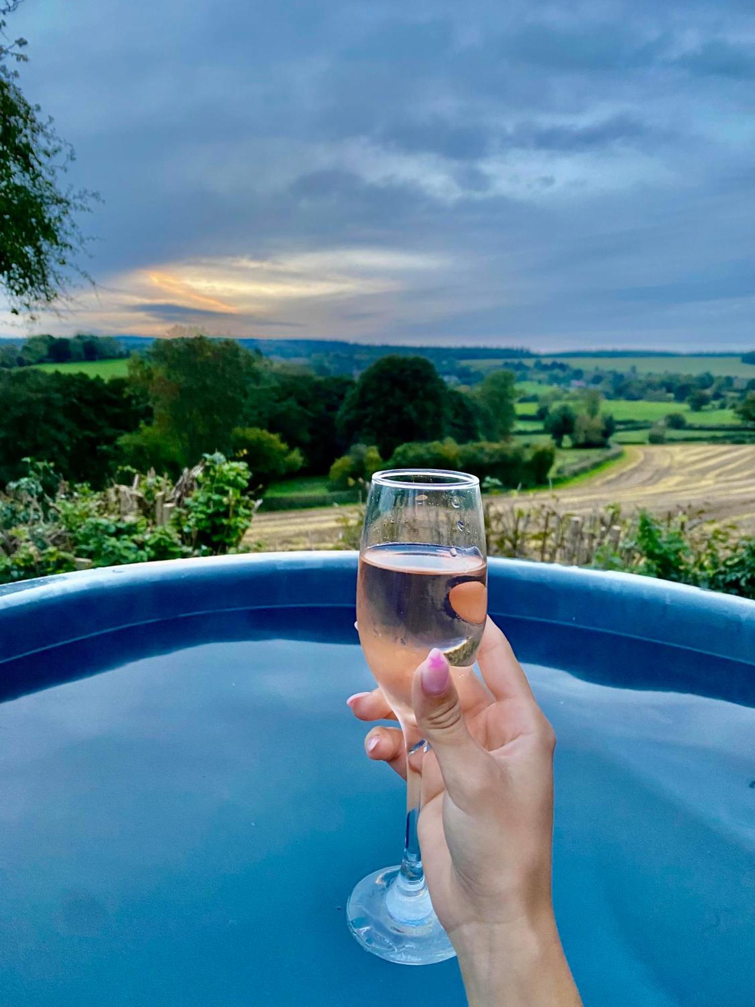 Romantic Nature Retreat, Luxury Glamping & Stargazing Views - Dragonfly Shepherd Hut Yarpole Bagian luar foto