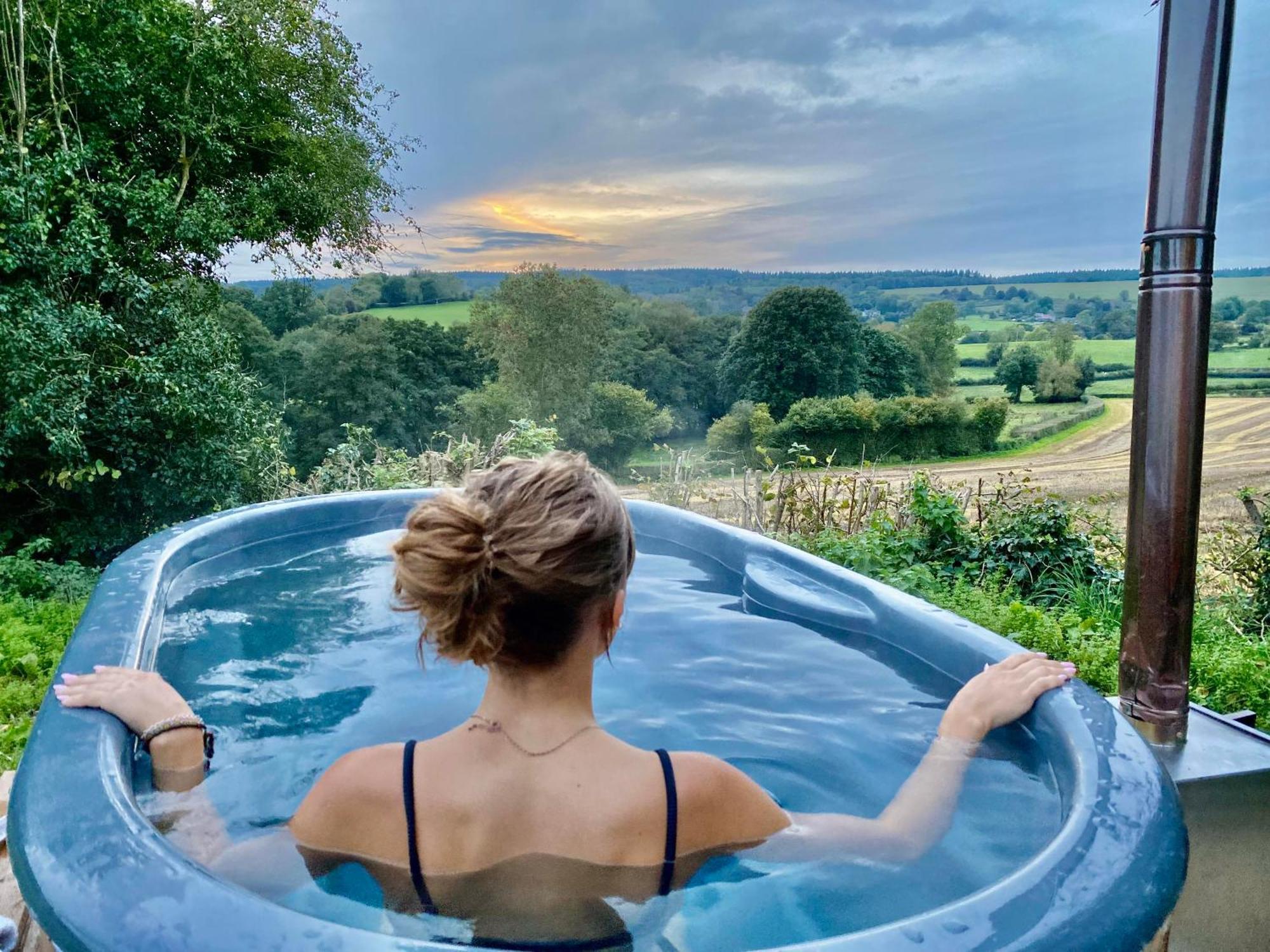 Romantic Nature Retreat, Luxury Glamping & Stargazing Views - Dragonfly Shepherd Hut Yarpole Bagian luar foto