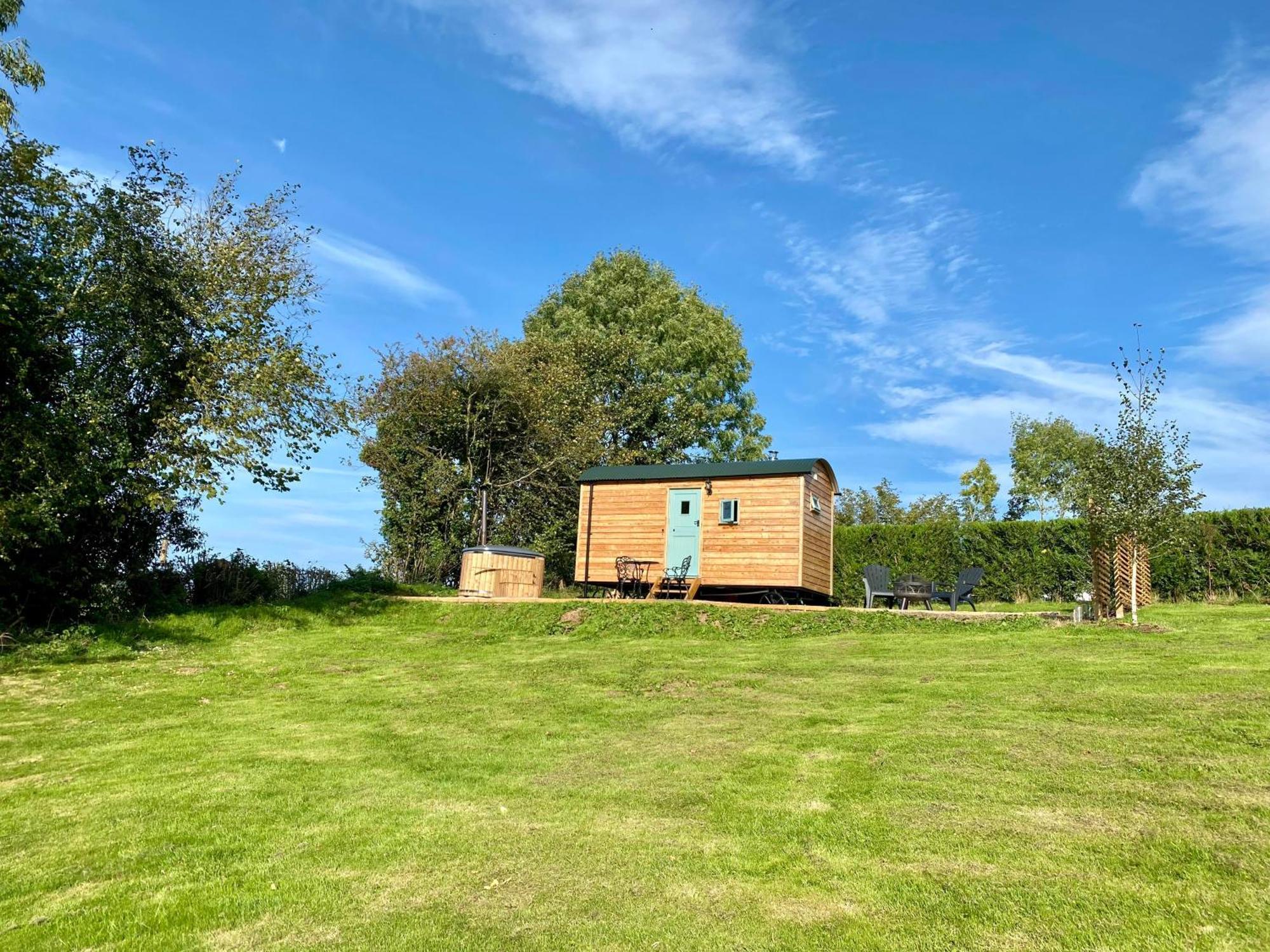 Romantic Nature Retreat, Luxury Glamping & Stargazing Views - Dragonfly Shepherd Hut Yarpole Bagian luar foto
