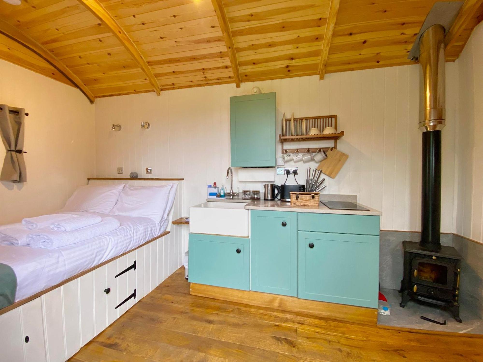 Romantic Nature Retreat, Luxury Glamping & Stargazing Views - Dragonfly Shepherd Hut Yarpole Bagian luar foto
