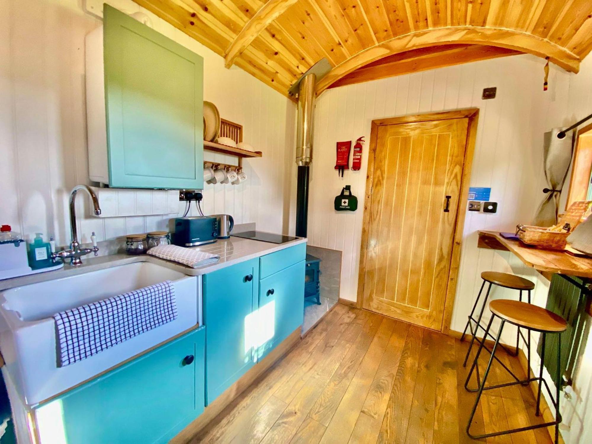 Romantic Nature Retreat, Luxury Glamping & Stargazing Views - Dragonfly Shepherd Hut Yarpole Bagian luar foto