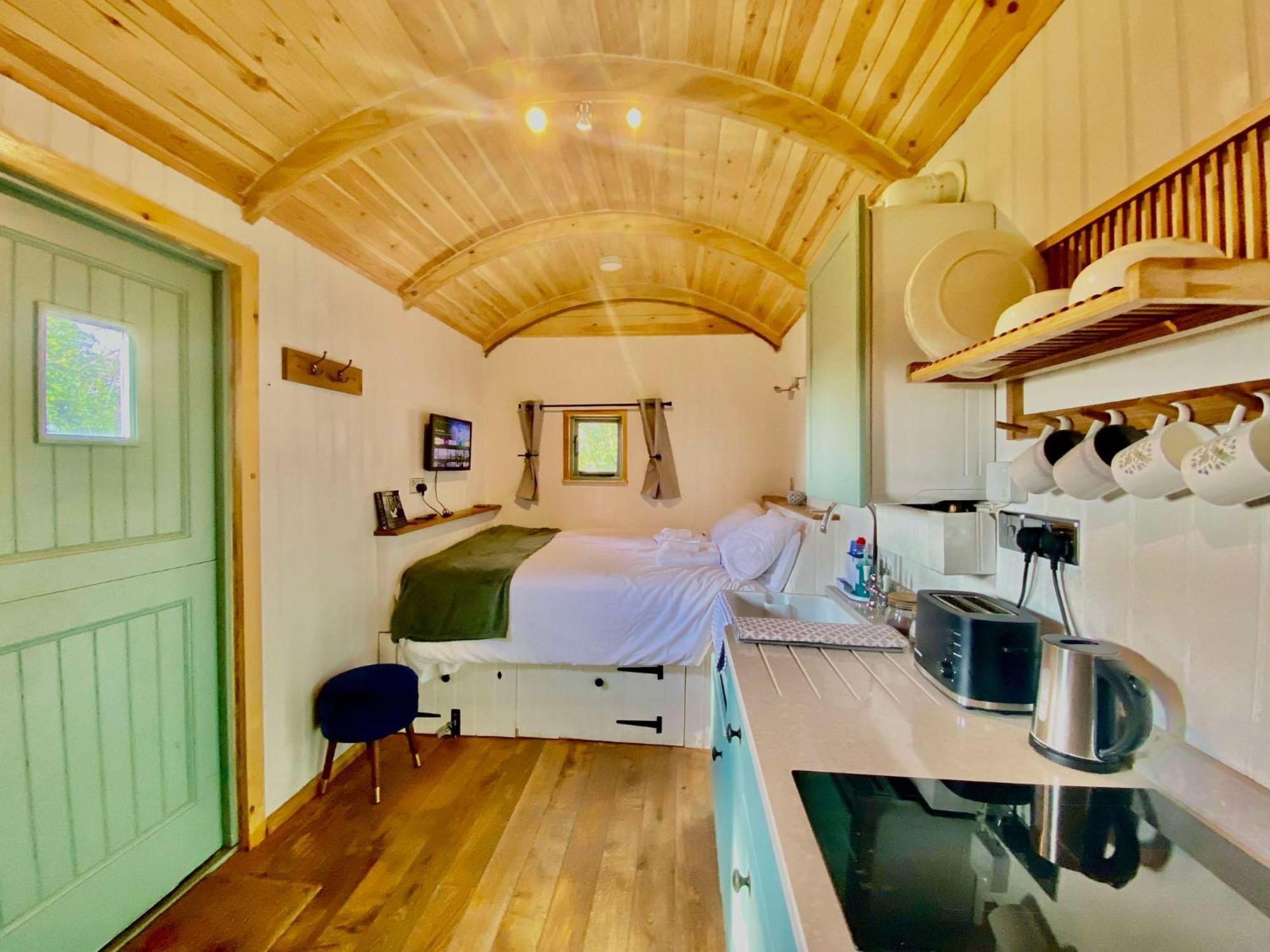 Romantic Nature Retreat, Luxury Glamping & Stargazing Views - Dragonfly Shepherd Hut Yarpole Bagian luar foto