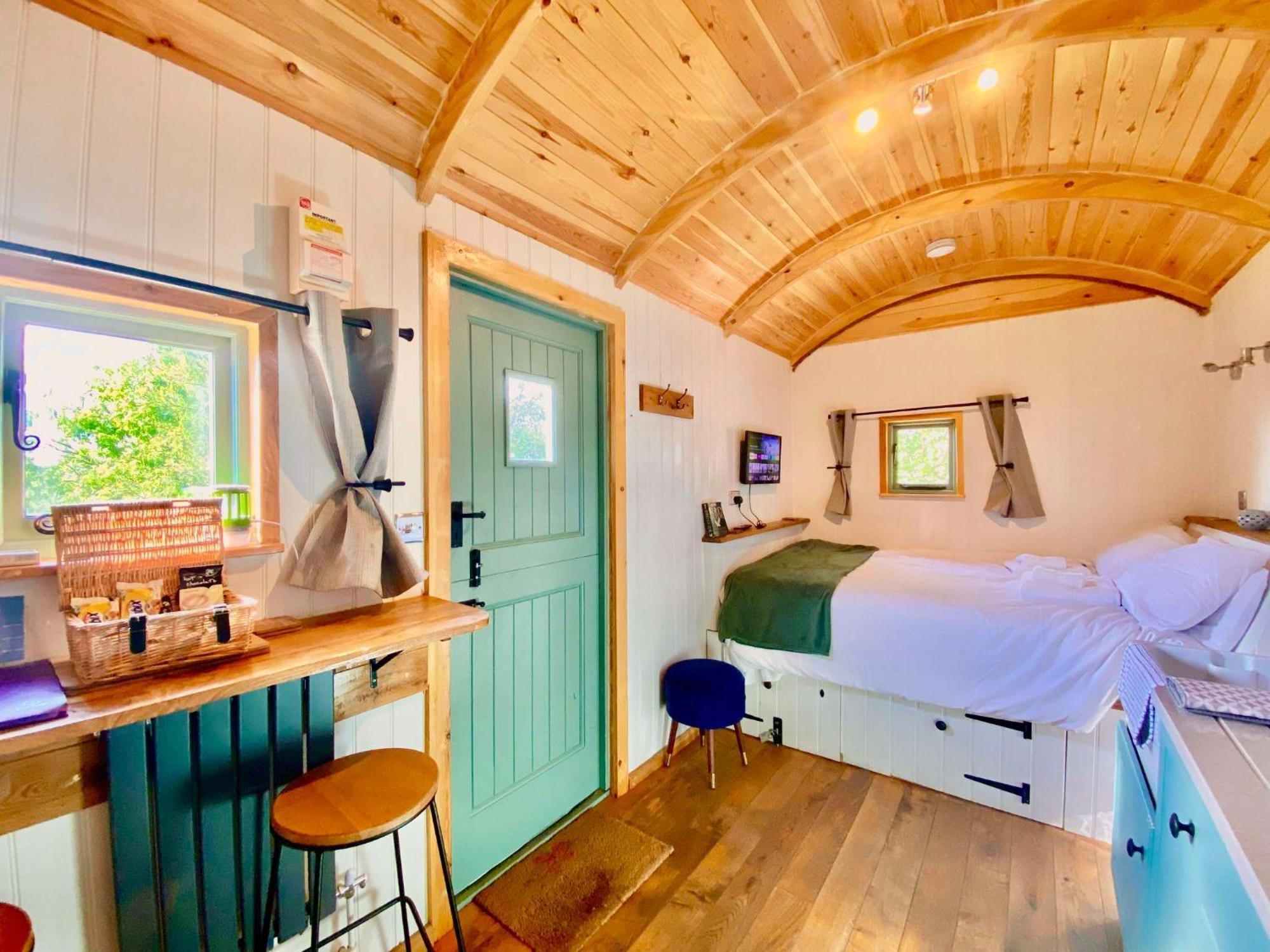 Romantic Nature Retreat, Luxury Glamping & Stargazing Views - Dragonfly Shepherd Hut Yarpole Bagian luar foto